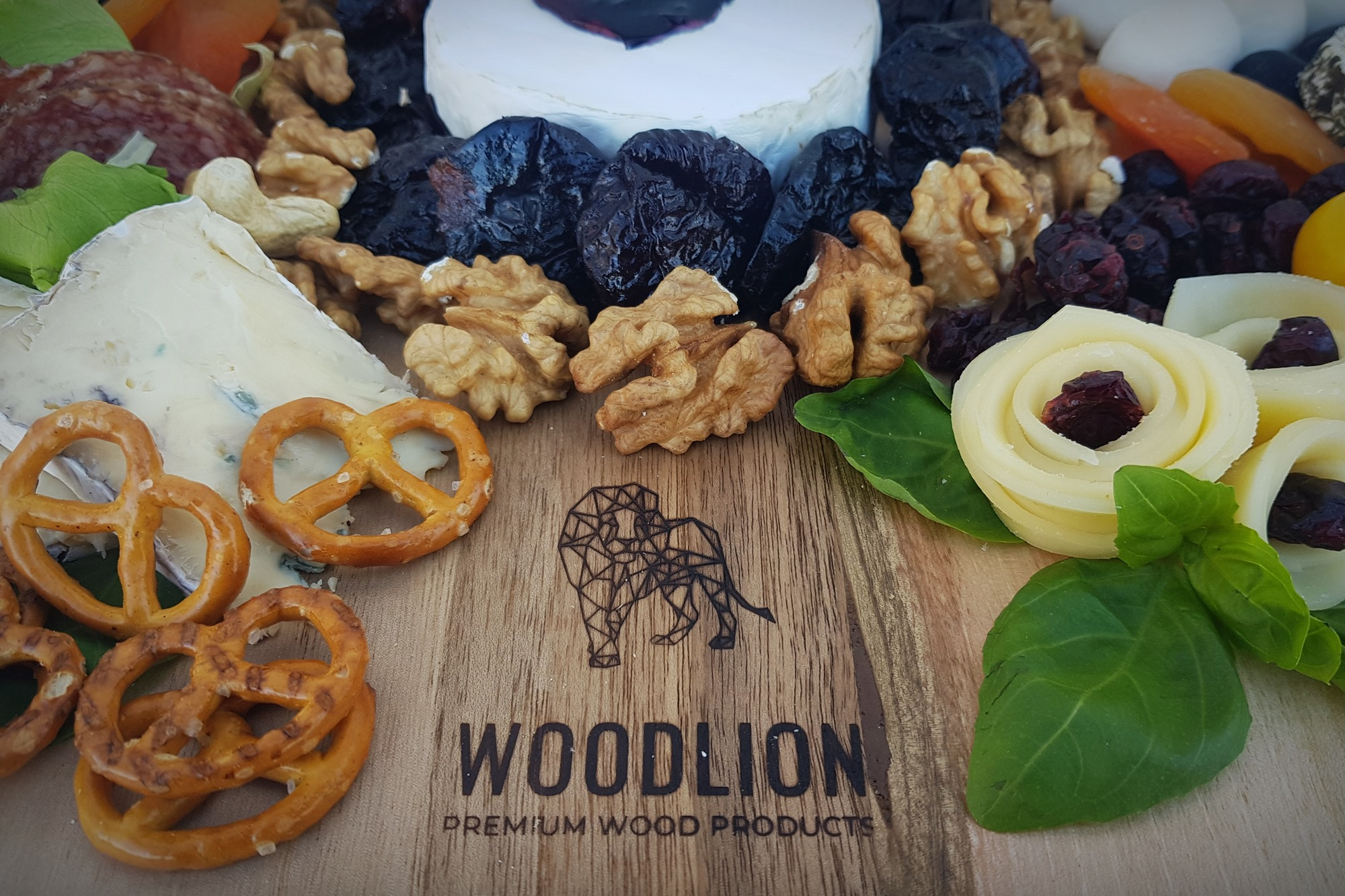 Tálalj te is ínyenc falatokat Woodlion prémium fa tálalódeszkán és nyűgözd le vendégeidet!