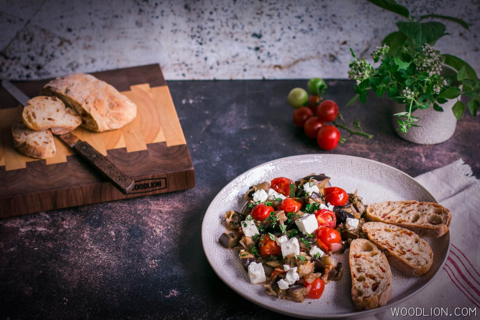 Woodlion Gastro Blog#7 - A mediterrán ízvilágú padlizsánragut fogyaszthatjuk magában, de tálalhatjuk olívás-paradicsomos bagettel is!