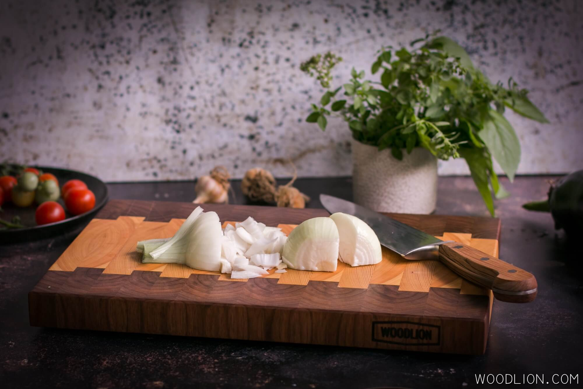 Woodlion Gastro Blog#7 - Daraboljuk fel a hagymát közepes nagyságúra kedvenc Woodlion késbarát fa vágódeszkánkon, majd olívaolajon egy mélyebb serpenyőben kezdjük el dinsztelni!