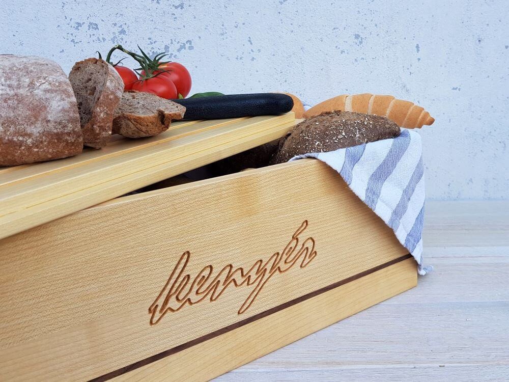 Tárolás Woodlion kenyértartóban melynek a fedele vágódeszka morzsagyűjtővel